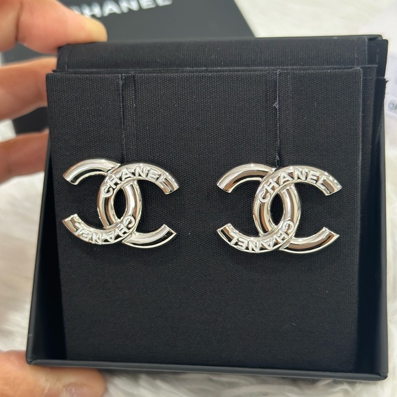 CHANEL 25C Large silver CC stud earrings - Picture 2 of 7